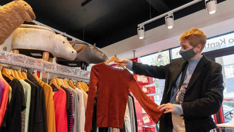 İngiltere’de fiyat artışı nedeniyle ikinci el alışverişi moda haline geldi