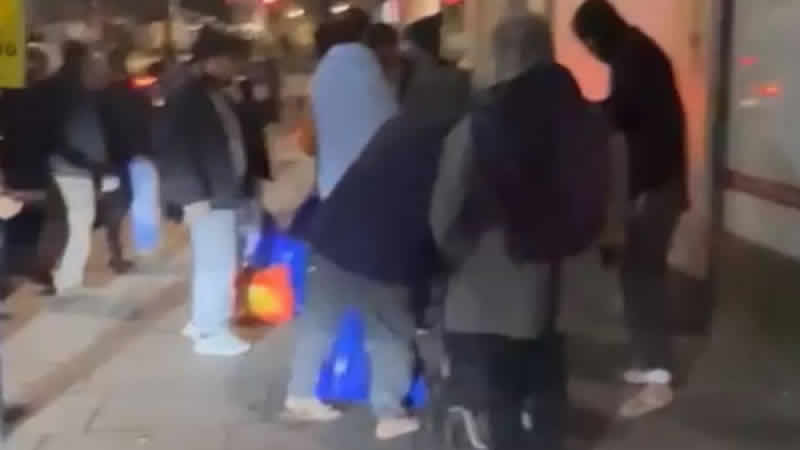 İngiltere’de göçmen merkezinden çıkarılan sığınmacılar Londra’nın merkezinde terk edildi