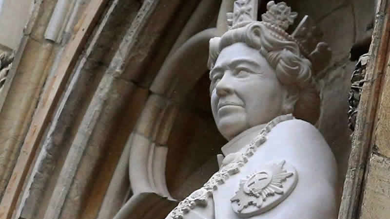 Kral Charles, Kraliçe Elizabeth’in heykelini York’ta görücüye çıkardı