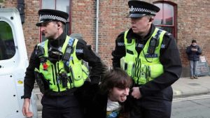 Kralı Charles’a yumurta fırlatan öğrenciye ‘yumurta taşıma’ yasağı