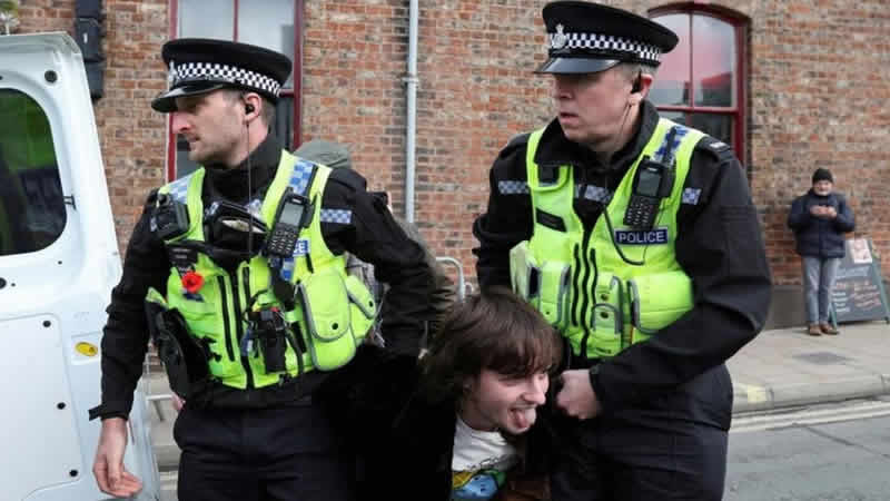 Kralı Charles’a yumurta fırlatan öğrenciye ‘yumurta taşıma’ yasağı