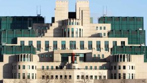 Londra’da istihbarat binası önündeki şüpheli paket panik yarattı