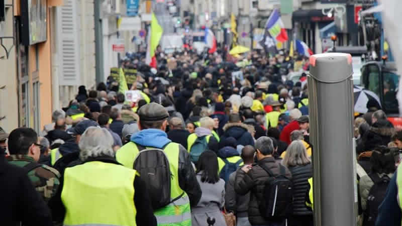 Paris’te sarı yelekliler 4. yılında da sokağa indi