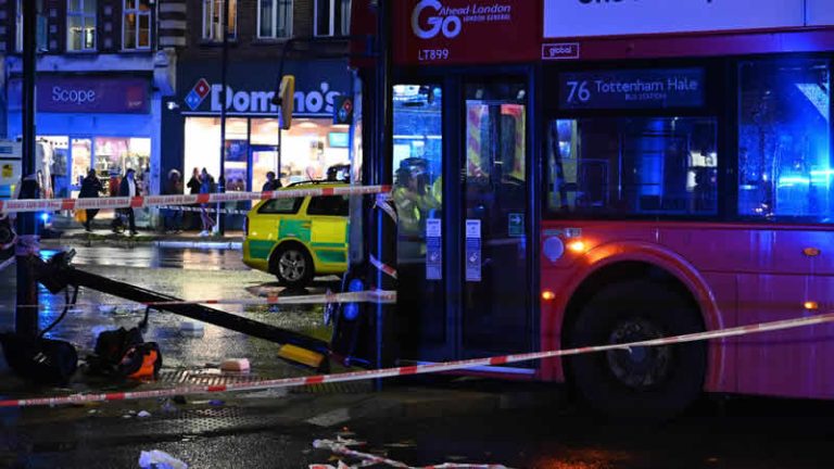 Stamford Hill’te otobüsün çarptığı iki kız çocuğu ciddi şekilde yaralandı