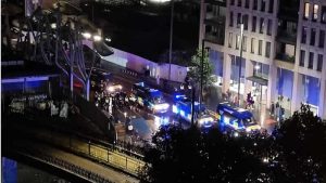 Stratford’ta halka havai fişek fırlatan gençler kaosa neden oldu