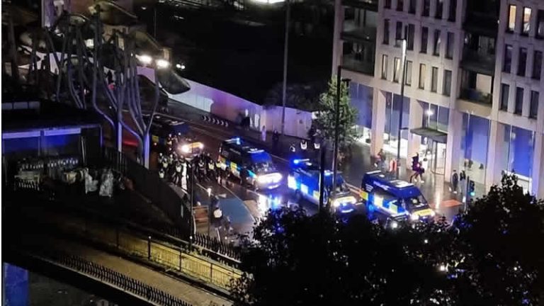 Stratford’ta halka havai fişek fırlatan gençler kaosa neden oldu