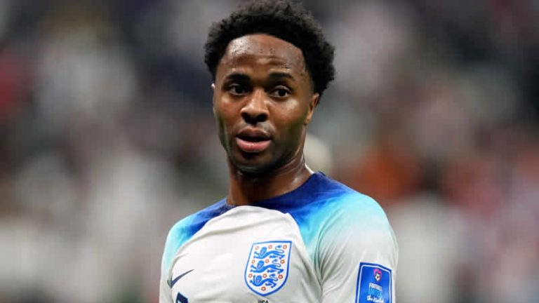 Evine hırsız giren Sterling, Katar’dan ayrılarak Londra’ya döndü