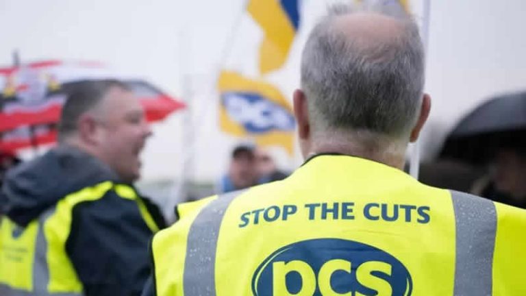 İngiltere havalimanlarındaki pasaport görevlileri tekrar greve gitti