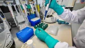 İngiltere’de bir laboratuvar hatasının 55 bin Covid-19 vakasına yol açtığı ortaya çıktı