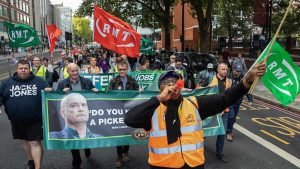 İngiltere’de grevdeki personelin yerine asker devreye giriyor