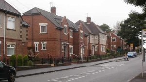 İngiltere’de konut fiyatları düşmesine rağmen ev almak daha zorlaştı