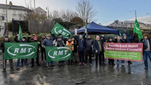 İngiltere’de on binlerce demir yolu işçisi ve yüzlerce otobüs şoförü greve çıktı