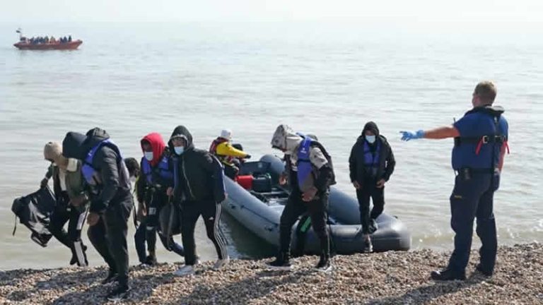 İngiltere’ye yasa dışı yollardan gelen 100’e yakın göçmen tutuklandı