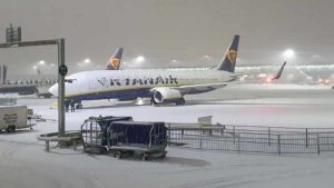 Kar nedeniyle Londra Stansted Havalimanı’ndan tüm uçuşlar ertelendi