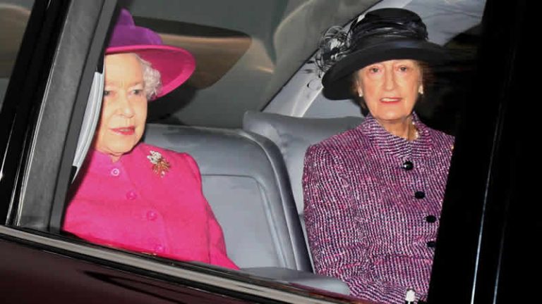 Kraliçe Elizabeth’in nedimesi ırkçı tavırları nedeniyle görevinden istifa etti