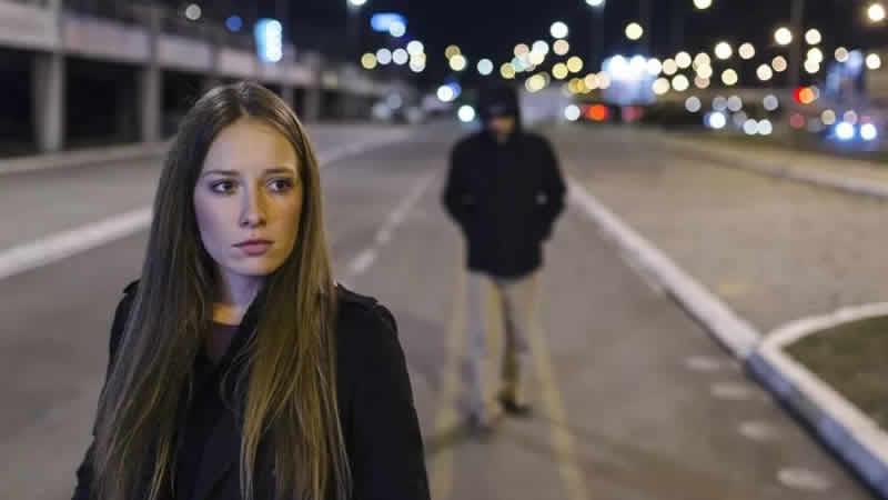 Londra polisinden bir ilk: Sokakta kadınlara laf atan erkeğe para cezası verildi