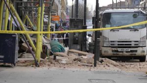 Hackney’de binanın dış cephesinin çökmesi sonucu 2 kişi yaralandı