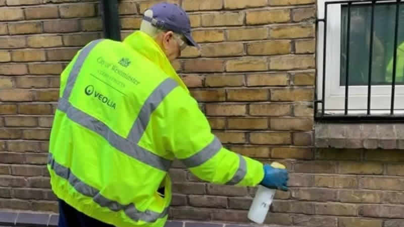 İdrarla başı dertte olan Londra sokaklarına yeni yöntem