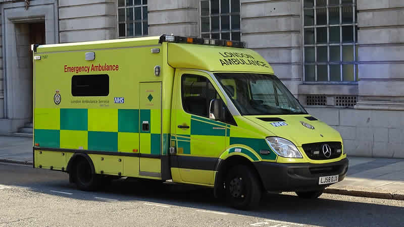 İngiltere’de 16 saat sonra gelen ambulansa büyük tepki