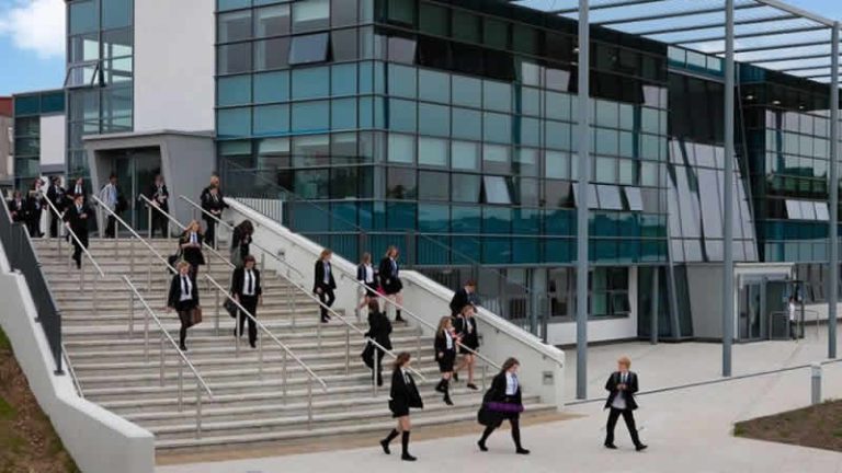 İngiltere’de bir okulda öğrenciler arasındaki tüm fiziksel temaslar yasaklandı