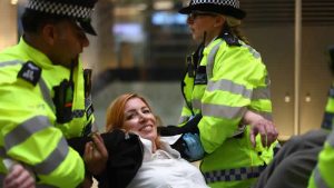 Extinction Rebellion eylemlerine ara vereceğini açıkladı