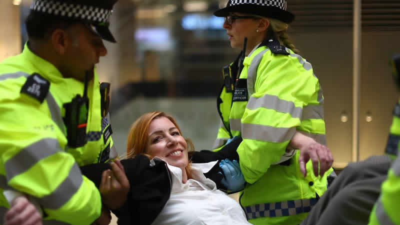 Extinction Rebellion eylemlerine ara vereceğini açıkladı