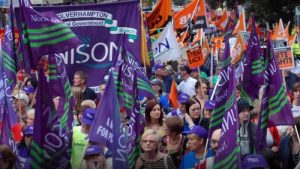 İngiltere’de halk hükümete karşı grev yapan işçiler destekliyor