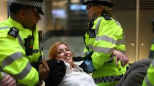 İngiltere’de protestolara karşı polise daha fazla güç verilmesi tartışılıyor