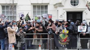 Londra’da Müslümanlar Kur’an-ı Kerim yakılmasını protesto etti