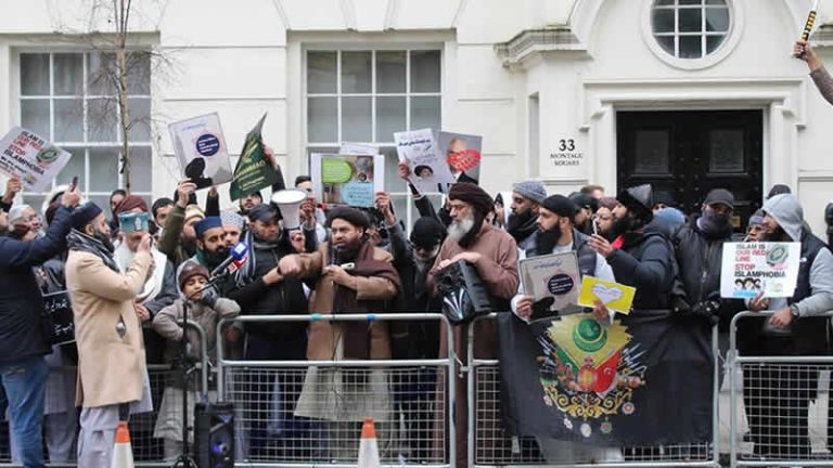 Londra’da Müslümanlar Kur’an-ı Kerim yakılmasını protesto etti