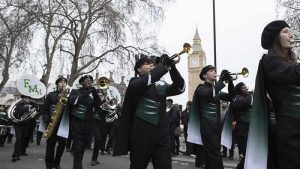 Londra’da geleneksel Yeni Yıl Geçit Töreni renkli görüntülere sahne oldu