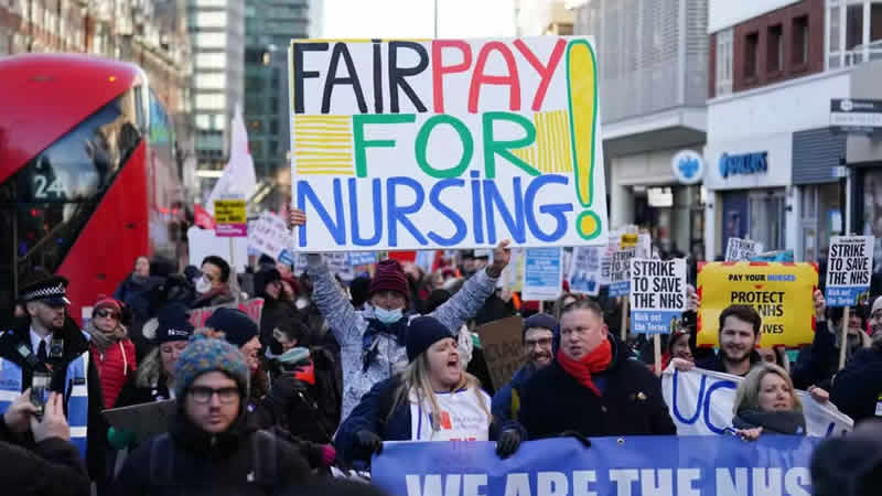 Londra’da hemşirelerin grevine destek veren yüzlerce kişi Başbakanlık Ofisi’ne yürüdü