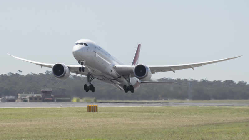 Londra’dan kalkan uçakta kalp krizi geçiren yolcunun yaşam savaşı