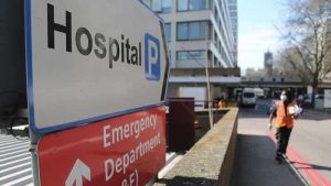 İngiltere’de doktorlar 100 bin sterlin borçla mezun oluyorlar