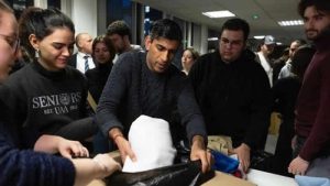 Başbakan Sunak depremzedeler için yardım malzemesi paketledi