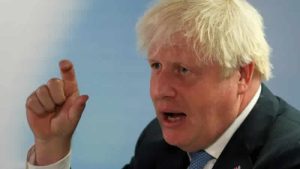 Boris Johnson: “Üstünü örttüğümü düşünen aklını kaçırmıştır”