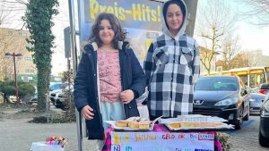 İsviçre’de yaşayan Türk öğrenciler kek satarak yardım topladı