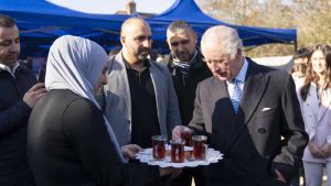 Kralı Charles, Türkiye için yardım çalışması yapan gönüllüleri ziyaret etti