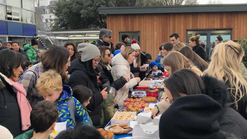 Londra’da depremzedeler için kermes