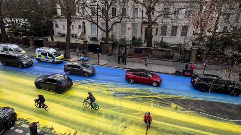 Rusya’nın Londra Büyükelçiliği önündeki boyalı eylem
