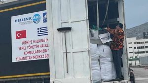 Yunan halkının depremzedeler için yardımları yola çıktı