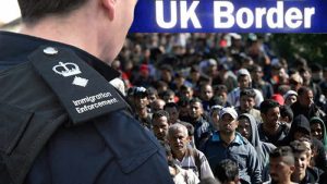İngiltere’de halk göçmenlik konusuna olumlu yaklaşıyor