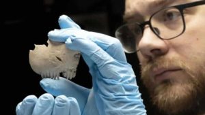 İngiltere’de insan kafatasından yapılmış tarak bulundu!