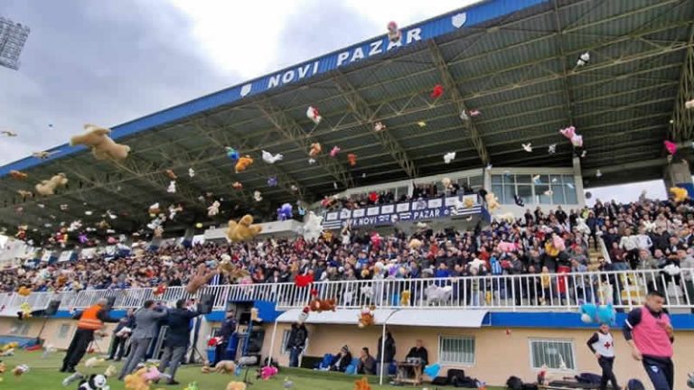 Sırbistan Ligi maçında depremzede çocuklar için oyuncak toplandı