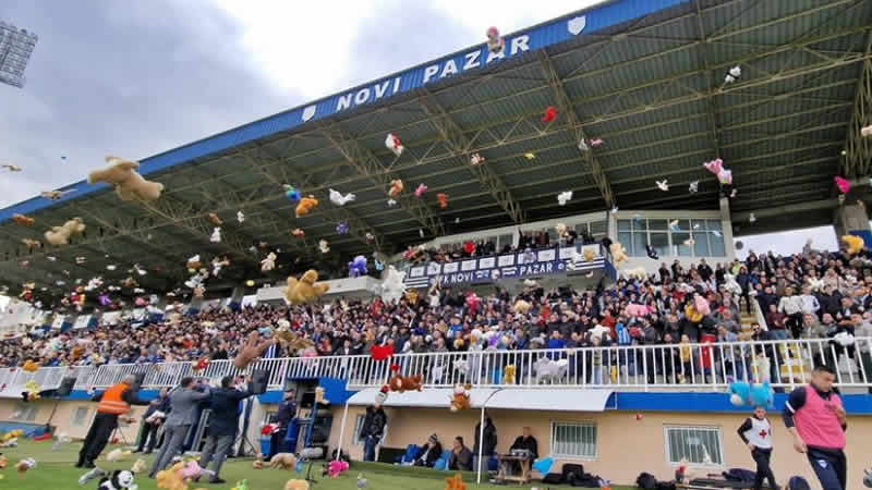 Sırbistan Ligi maçında depremzede çocuklar için oyuncak toplandı