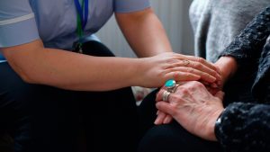 İngiltere için sosyal bakım reformu fonu yarıya indi