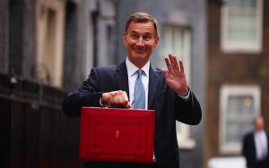 İngiltere’de çalışanlar, 30 yılın en büyük gelir vergisi artışıyla karşı karşıya