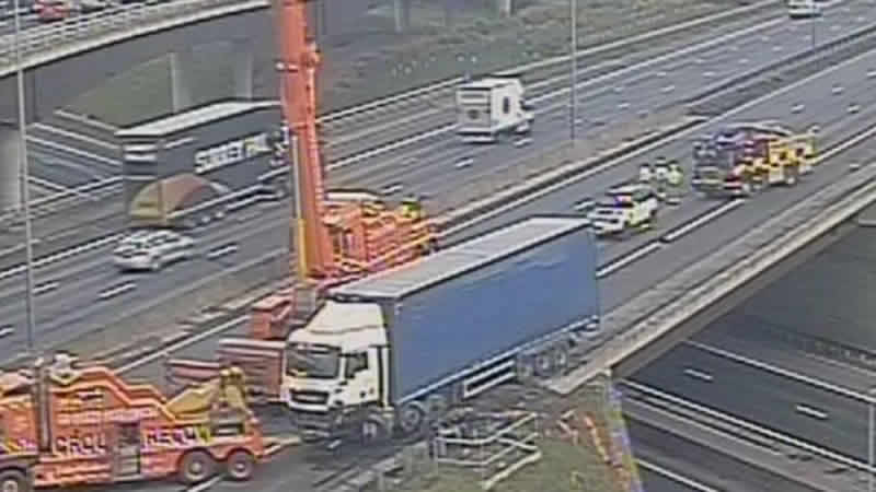 Leicestershire’da bariyere çarpan kamyon köprüde asılı kaldı