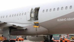 Havadayken uçağın kapısını açan yolcu tutuklandı