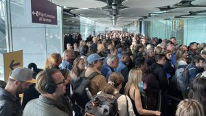 İngiltere havalimanlarındaki gecikmeler kaos yarattı